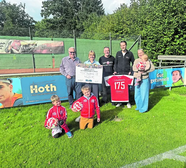 Bei der Spendenübergabe (v. li.): Dieter Hoth, Nicole Meyer (beide Hoth Stiftung), Sascha Thielert (Buchholz 08) sowie Jan Phlip Stöver und seine Schwester Christine Buchholz | Foto: Stöver