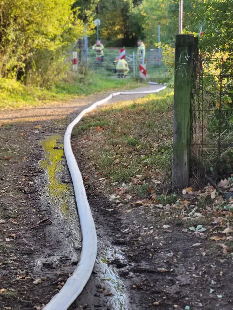 Eine lange Schlauchleitung wurde vom Hydranten in Richtung Wald gelegt, so wurde im sogenannten Pendelverkehr die Wasserversorgung sichergestellt | Foto: sh