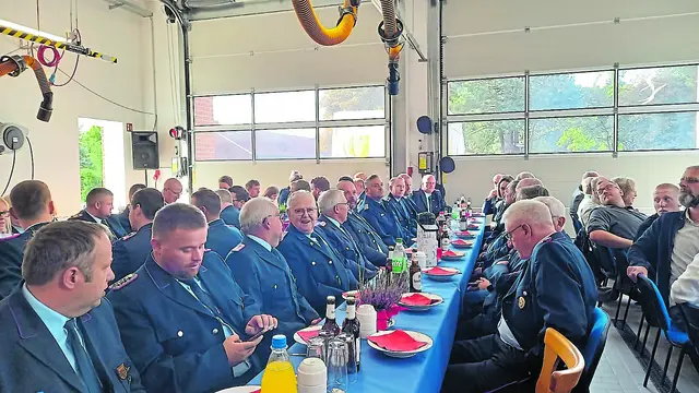 Geselliges Beisammensein bei der Eröffnung | Foto: FFW Balje