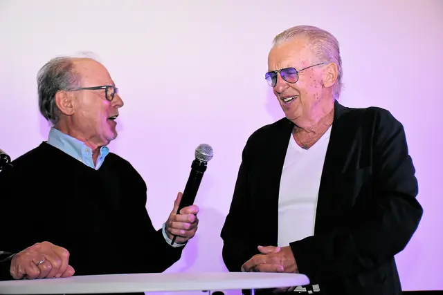 Heinz-Joachim Schmidt (li.) führte charmant durch den Abend, hier beim Interview mit Bassist Herbert Hildebrandt | Foto: Axel-Holger Haase