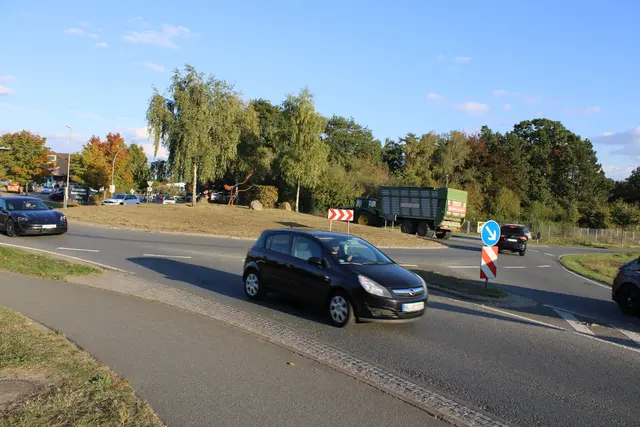 Die anstehende Sanierung des Salzhäuser Kreisverkehrs inklusive Vollsperrung sorgt für viel Unmut unter den Gewerbetreibenden  | Foto: ce