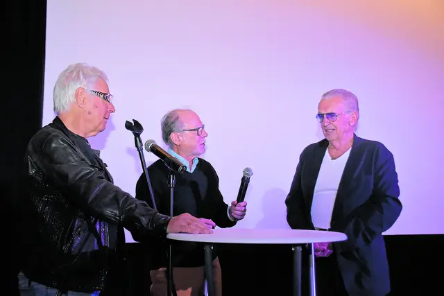 Heinz-Joachim Schmidt vom Filmmuseum Bendestorf (Mitte) im Interview mit Schlagzeuger Reinhard "Dicky" Tarrach (li.) und Bassist Herbert Hildebrandt | Foto: Axel-Holger Haase