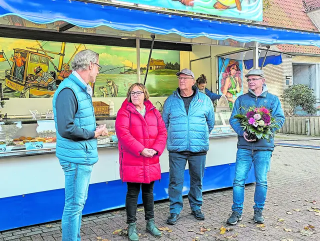 Verabschiedung der ehemaligen Marktvoigtin Monika Güldenhaupt (mit Ehemann Jens Güldenhaupt) durch Marko Hohmeister (li., erster Vorsitzender des Mulsumer Heimat- und Kulturverein) und Stefan Allers (re., erster Vorsitzender des TSV Mulsum und stellvertretender Bürgermeister der Gemeinde Kutenholz) | Foto: AG Mulsumer Vereine