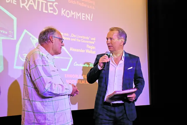 Sven Simonsen (li.) vom Filmmuseum Bendestorf im Gespräch mit Peer Mock-Stümer, dem Sohn des Filmproduzenten | Foto: Axel-Holger Haase