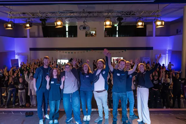 (v.li.) Benjamin Gaum, Aleyna Yörük, Silke Scheiderer, Irene Beutel-Witt, Matthias Haist, Frederik Sprave, Kai Schepers, Anja Quast (re.) | Foto: Amelie Meyer_Landkreis Harburg