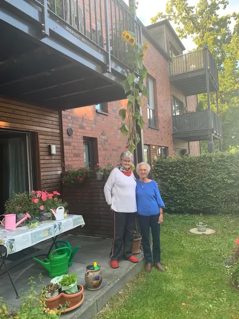 Freuen sich über die tolle Sonnenblume: Eva-Maria Dux (89, re.) und Heidi Schwertfeger (82)  | Foto: Dux