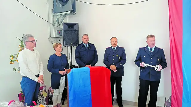 Schlüsselübergabe mit (v. li.): Frank Fischer (Architekt), Erika Hatecke (Samtgemeinde-Bürgermeisterin), Danny Waltersdorf (stellvertretender Abschnittsleiter Nord) Sven Nemitz (Gemeindebrandmeister) und Sven Möller (Ortsbrandmeister Balje) | Foto: FFW Balje