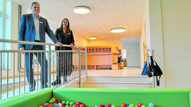 Stadtrat Carsten Brokelmann und Rebecca Kabbany von der Kita-Abteilung der Hansestadt Stade in den Räumen der neuen Kindertagesstätte am Fleth | Foto: Hansestadt Stade