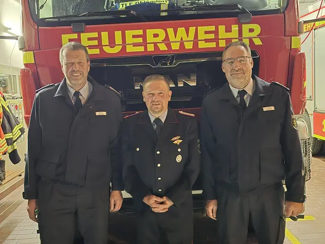 stellvertretender Gemeindebrandmeister Andreas Brauel (li.), Simon Steffen aus Hittfeld (Mitte) soll neuer zweiter stellvertretender Gemeindebrandmeister der Gemeinde Seevetal werden. Gemeindebrandmeister Rainer Wendt (re.) | Foto: Pressestelle Feuerwehr Seevetal