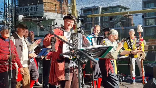 Der niederländische "Doekegat Piratenkoor" begeisterte bereits 2023 mit seinem lebhaften Auftritt beim Stader Shantychor-Festival. Die Bühne am Stadthafen wurde inzwischen an den Fischmarkt verlegt. | Foto: STADE Marketing und Tourismus GmbH