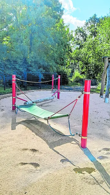 Das große Außengelände des ehemaligen Dorfgemeinschaftshauses wurde umgestaltet und bietet nun Platz zum Spielen, Toben und Entdecken | Foto: Hansestadt Stade