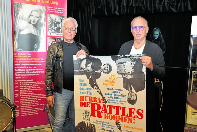 Reinhard "Dicky" Tarrach (li.) und Herbert Hildebrandt mit dem Original-Filmplakat | Foto: Axel-Holger Haase