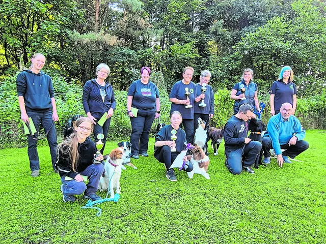 Zehn Menschen und zehn Hunde nahmen teil: Stefanie Henk mit Snoopy (hi. v.l.), Kirstin Volbers mit Grace, Michaela Schütz mit Anuk, Petra Schratt mit Juba, Manuela Beneke mit Tamy, Andrea Hillmer mit Carlos, Sandra Kreimann mit Palina, Kristina Jäger mit Cassie (vo. v. li.), Sina Blecken mit Fly, Julius Kosfeld mit Klamos Baek for Good "Coffee", Markus Linkert | Foto: pöp