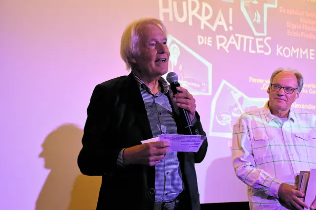 Bernd Beiersdorf (li.), Bürgermeister von Bendestorf, begrüßte die Gäste in seiner Ansprache nach der Ansprache von Sven Simonsen (Filmmuseum Bendestorf) | Foto: Axel-Holger Haase