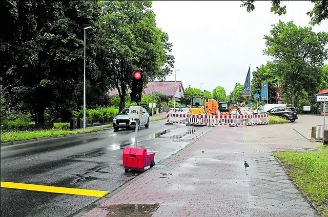 Die Brücke über die Bahngleise an der Harburger Straße ist aufgrund der Bauarbeiten nur noch einspurig befahrbar | Foto: sb