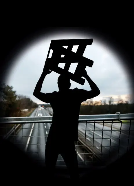 Die beiden Beschuldigten sollen mehrfach schwere Gegenstände von Autobahnbrücken geworfen haben | Foto: Montage: olb / MSR