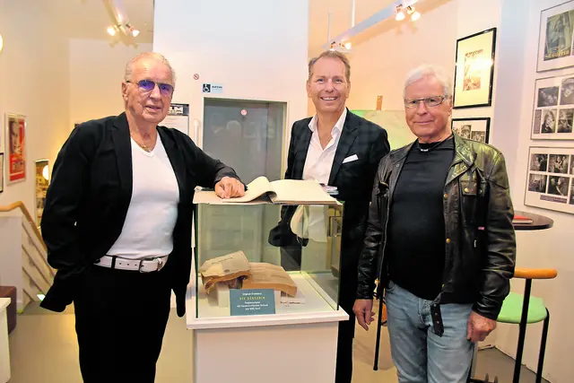 Eine Kopie des Drehbuchs wurde auch gezeigt (v. li.): Herbert Hildebrandt (Rattles), Peer Mock-Stümer (Sohn des Filmproduzenten) und Reinhard "Dicky" Tarrach (Rattles) | Foto: Axel-Holger Haase