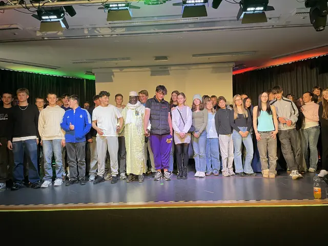 Schüler der Realschule Am Kattenberge mit dem Direktor der Hilfsorganisation aus Mali, Bandiougou Niakaté (Mitte) | Foto: Nagorny