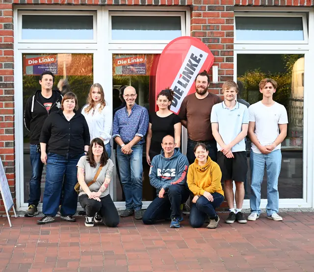 Der neue Kreisvorstand (hinten, v. li.): Jamel Amdouni Melki, Anne Waterkamp, Annika Hefermann, Stephan Ebel, Jenny Lohmann, Daniel Sabotta, Alexander Jüschke und Ben Dominick sowie vorne, v. li.: Claudia Kretschmer, Steffen Wetzel und Cäcilia Uecker. Es fehlt Elisabeth Draht | Foto: Jens Westermann