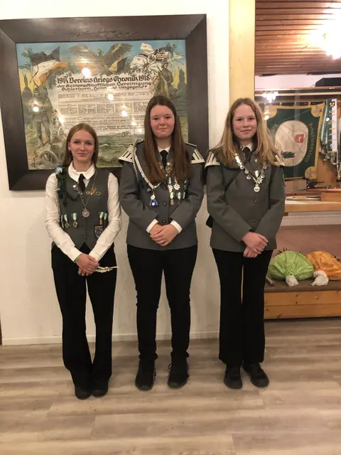 Die Jungschützenkönigin und ihr Team: Lara Hölzinger, Lotte Bendt und Carina Blecken | Foto: Teresa Bartsch
