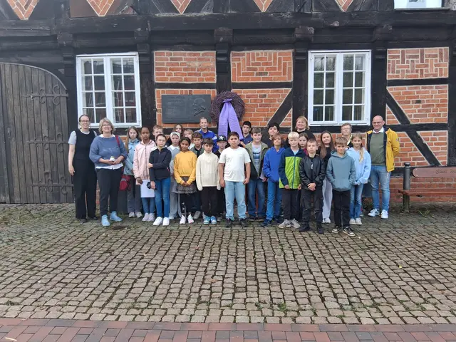 Am Marstall in Winsen brachten Eckermann-Realschüler mit Schulleiter Andreas Neises und der stellv. Bürgermeisterin Sabine Lehmbeck (2. v. li.) einen Heidekranz neben der Eckermann-Gedenktafel an | Foto: Neises