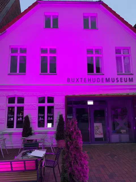 In den vergangenen Jahren wurde das Buxtehude Museum pink beleuchtet | Foto: Plan International 