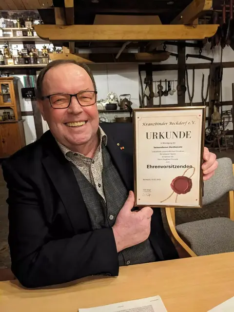 Siegfried Stresow im Februar dieses Jahres mit der Urkunde als Ehrenvorsitzender der Kranzbinder | Foto: Kranzbinder