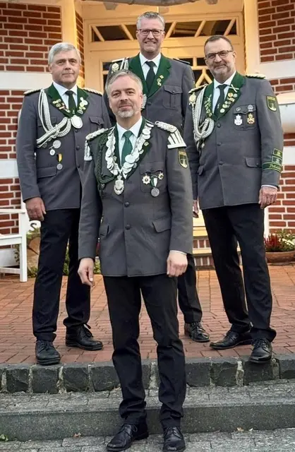 Der neue Vizekönig Thorsten Matthies (vorn) mit seinen Adjutanten Reinhard Koops (re.), Volker Rettkowski (hinten) und  Wolfgang Merkens  | Foto: SV Kampen