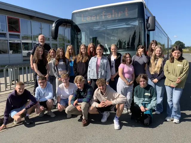 Startklar für ihre Tätigkeit: die neuen Buslotsen des Schulzentrums Salzhausen mit Oberkommissar Dirk Poppinga (hi. li.)  | Foto: Silke Rauscher