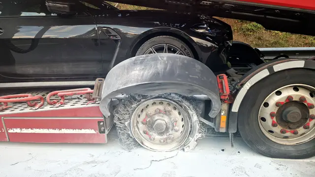 Mit Löschpulver überdeckter Reifen | Foto: Feuerwehr der Samtgemeinde Salzhausen