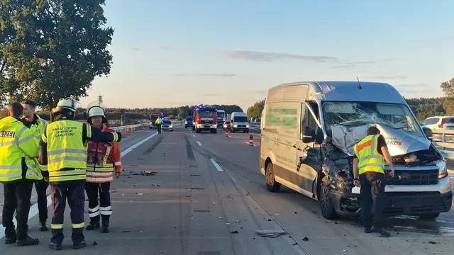 Der verunfallte Transporter mit Einsatzkräften der Feuerwehr und der Polizei | Foto: Feuerwehr Salzhausen