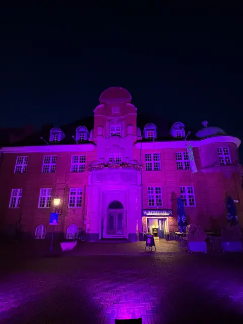 Auch das historische Rathaus strahlte schon in Pink | Foto: Plan International 