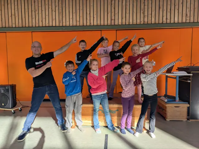 Richard Filz mit Schülerinnen und Schülern aus den 3. Klassen | Foto: C. Niemann-Keupp