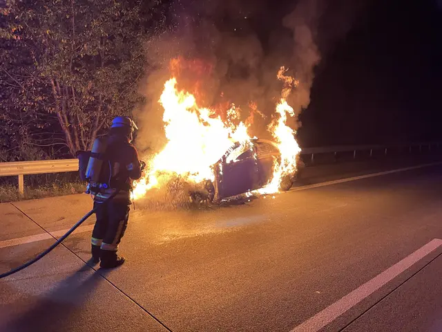 Die Einsatzkräfte löschen den Pkw im Vollbrand | Foto: Feuerwehr Brackel