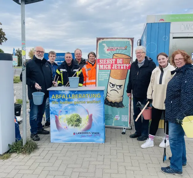 Die Teilnehmerinnen und Teilnehmer der Säuberungsaktion am Bassenflether Strand | Foto: SG Lühe