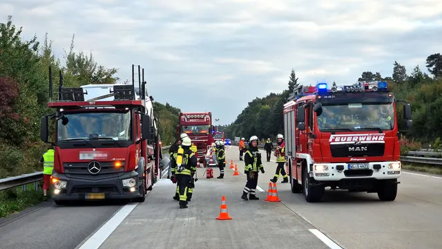 Die Einsatzkräfte der Feuerwehr sichern den Bereich und kontrollieren den gelöschten Transporter mit einer Wärmebildkamera | Foto: Feuerwehr der Samtgemeinde Salzhausen