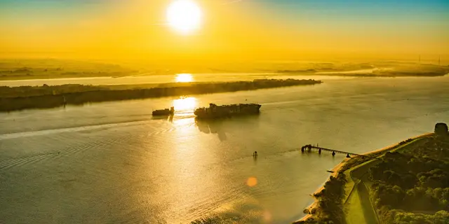Sonnenaufgang an der Elbe bei Grauerort. Doch die Idylle trügt: Laut einer aktuellen Studie ist der Fischbestand in der Unterelbe extrem zurückgegangen   | Foto: Martin Elsen / nord-luftbilder.de