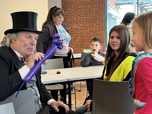 Zauberer Roberto knotet Luftballon-Figuren | Foto: LK Stade/Daniel Beneke