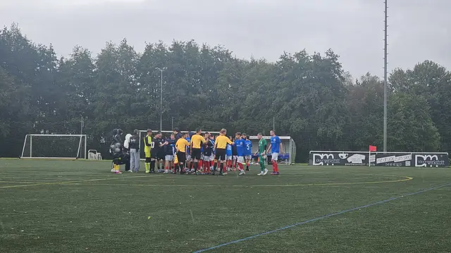 Nach 70 Minuten im Regen: Die U15 des JFV D/A &amp; Stade und A/O/B/H/H verabschieden sich mit dem obligatorischen Abklatschen | Foto: Juliett Schinner