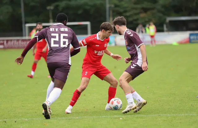 In dieser Szene kann der Buchholzer Samed Skrijelj (Mitte) den Ball gegen zwei Gegenspieler von HT 16 behaupten | Foto: cc