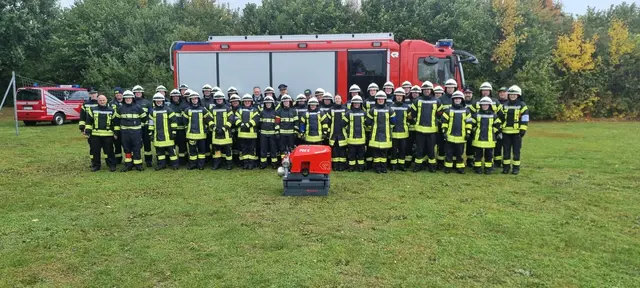Haben die Grundausbildung absolviert und die Prüfung bestanden: die 32 neuen Feuerwehrleute der Samtgemeinde Apensen  | Foto: Frank Höper/ Feuerwehren SG Apensen 