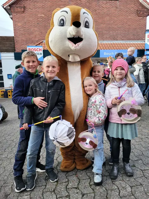 Für das Kuscheln hat das pelzige Maskottchen Ekki immer Zeit | Foto: sh