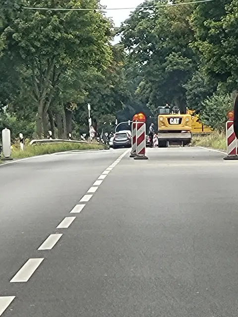 Die Vorarbeiten für die Linksabbiegerspur laufen seit Wochen, für die finale Phase wird die B75 voll gesperrt | Foto: sh