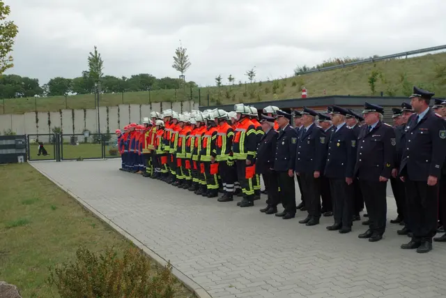 Antreten zur Kranzniederlegung zu Ehren der gefallenen Kameraden beider Weltkriege | Foto: FF_Hittfeld