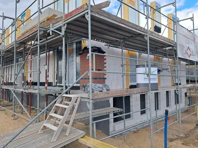 Souterrain und das erste Geschoss stehen schon. Im zweiten Geschoss wird zeitnah gemauert | Foto: Anika Werner