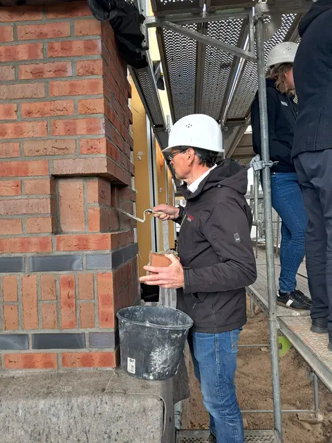 Bauleiter Thomas Steen mauert die Zeitkapsel ein | Foto: Anika Werner