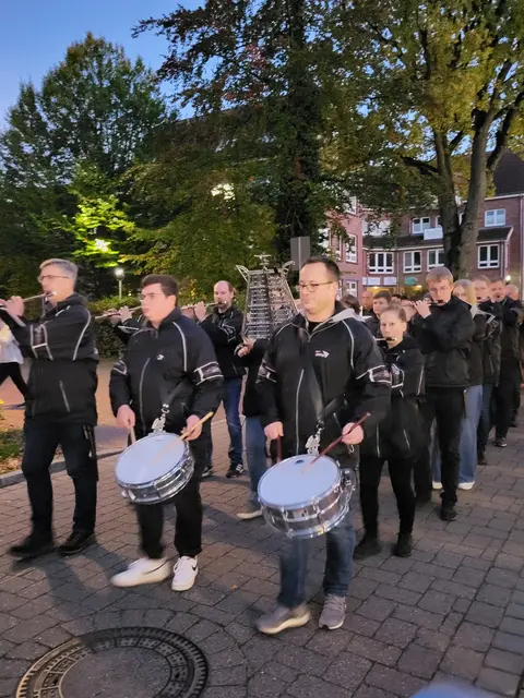Insgesamt drei Spielmannszüge sorgen für Musik | Foto: sh