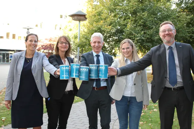 Auch der Verwaltungsvorstand der Kreisverwaltung (v.li.) Kreisrätin Ana Christina Bröcking, Kreisrätin Annerose Tiedt, Landrat Rainer Rempe, Meike Oetzmann und Erster Kreisrat Josef Nießen unterstützt die Sammlung des Volksbundes Deutsche Kriegsgräberfürsorge | Foto: Landkreis Harburg