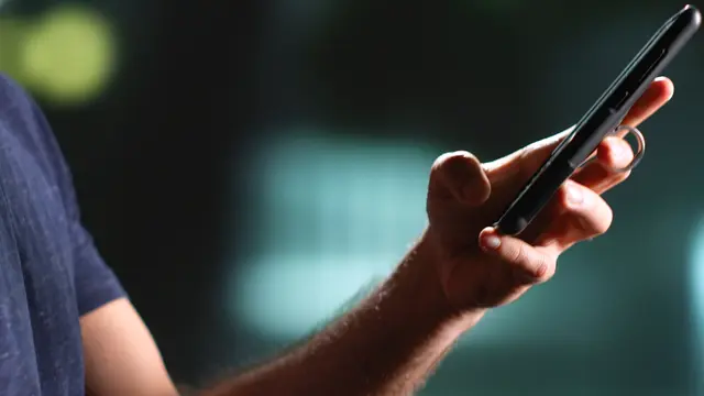 Warnungen direkt aufs Handy: Über Cell Broadcast und Warn-Apps wie NINA oder KATWARN werden Bürgerinnen und Bürger im Ernstfall schnell informiert. | Foto: Freepik