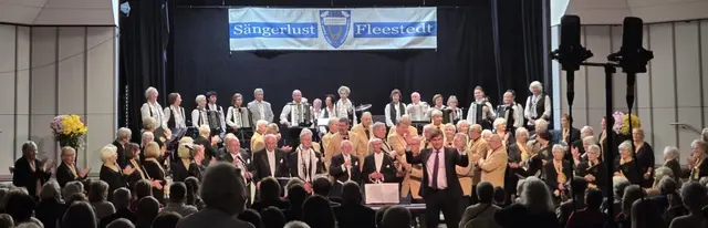 Der Chor "Sängerlust Fleestedt" und seine Gäste begeisterten das Publikum in der ausverkauften Hittfelder Burg Seevetal | Foto: Werner Fleischer